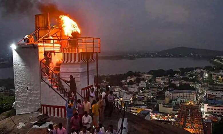 Fire at Tirupparankundram Deepam site amid political controversy, drawing public and media attention.