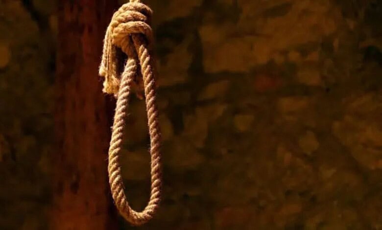 Image of a noose hanging from a wooden beam, symbolising suicide.