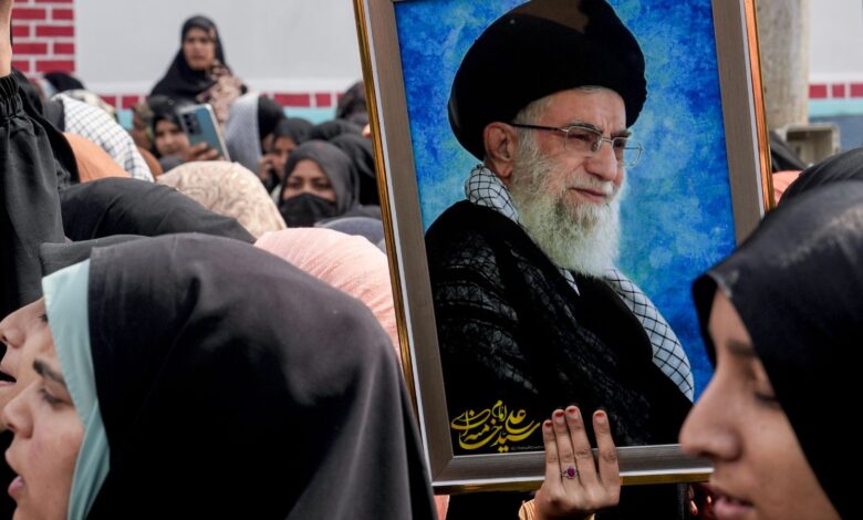 On Eid, Shia Muslims chant slogans against US, Israel
