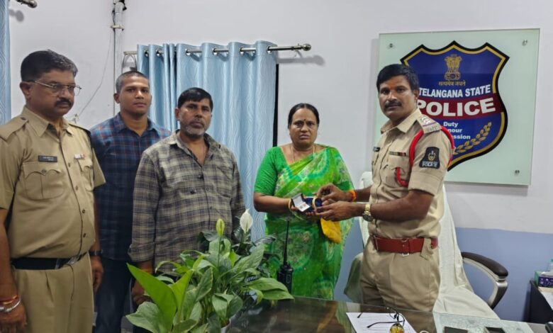 Saifabad police hand over valuable items to pilgrim from Tamil Nadu