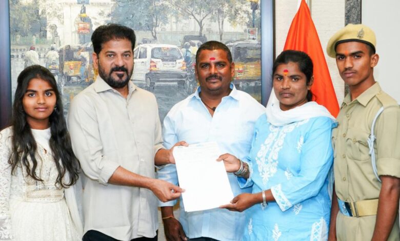 ‘Tank Bund Shiva’ receives Rs 5 lakh, 2BHK house from Telangana govt
