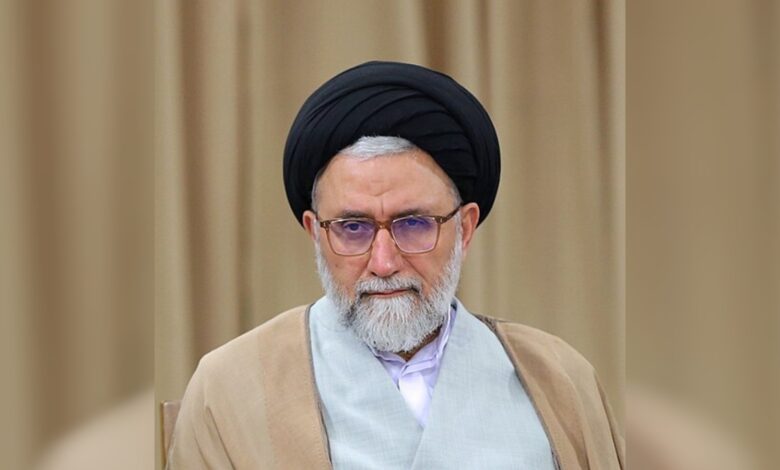 Portrait of Esmaeil Khatib wearing a black turban and glasses