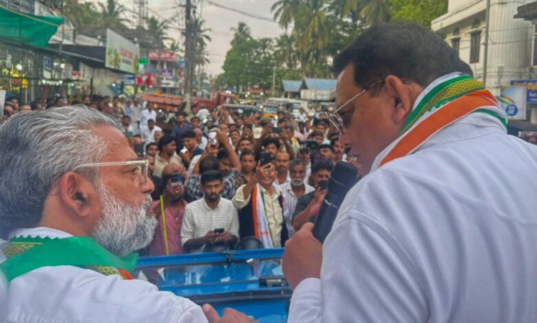 Azharuddin campaigns in Keralam, uses cricket pitch for Congress push