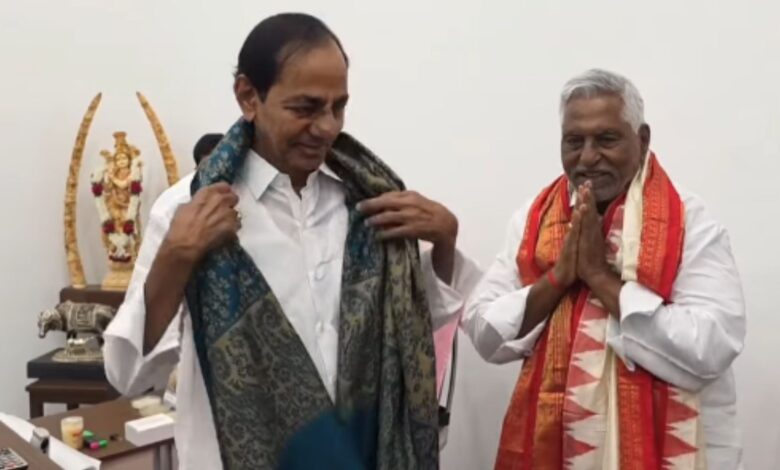 The image shows T Jeevan Reddy meeting KCR at the latter's farmhouse in Erravalli village of Siddipet district on Friday, April 10, 2026.