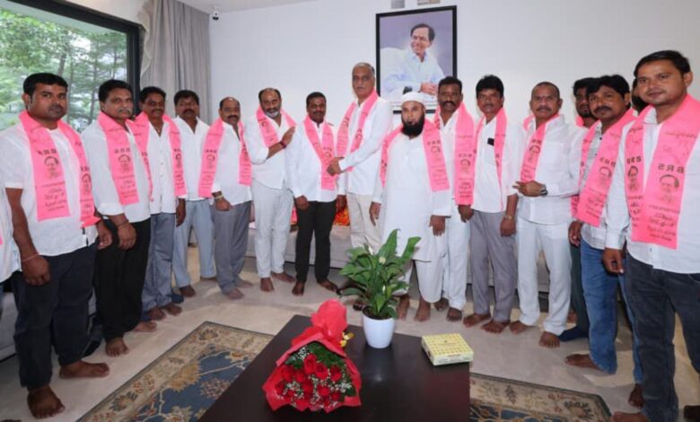 Harish Rao inducts Congress members into BRS