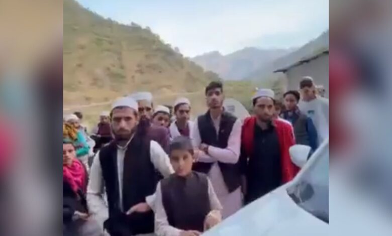 Himachal Pradesh: Tension after locals object to roadside namaz