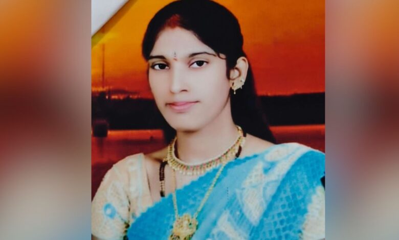 Zaheerabad: Wife elopes with lover, man slits her throat in front of police