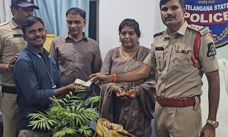 Saifabad police reward driver for returning lost gold