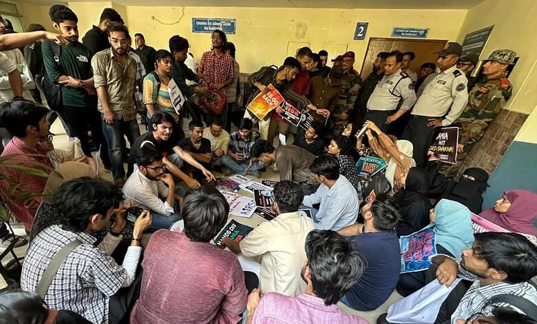Protest at Jamia Millia Islamia over RSS-linked event, students clash with police, many injured during th.