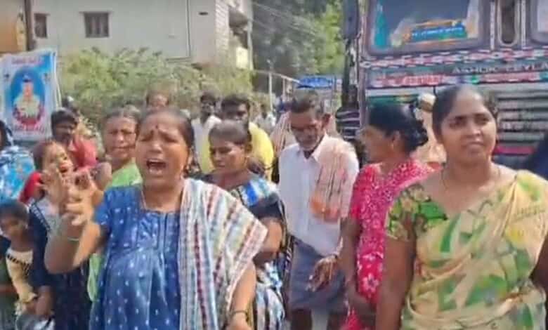 Group of Suryapet residents protesting with empty cans demanding drinking water.