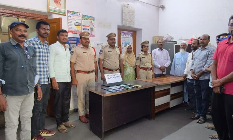 The Chaderghat police personnel return lost phones to owners