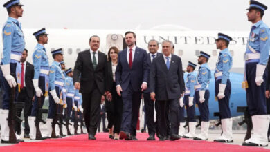 Vance walks on the red carpet with Pakistan’s Chief of Defence Forces and Chief of Army Staff Field Marshal Asim Munir, Pakistani Deputy Prime Minister and Foreign Minister Mohammad Ishaq Dar