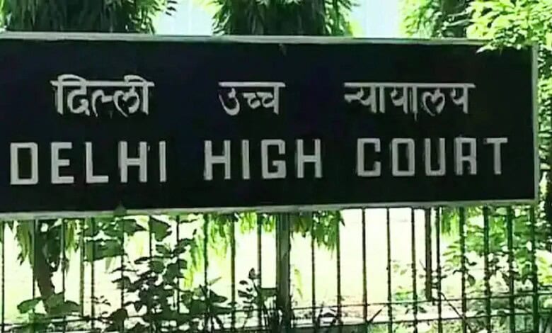 Delhi High Court signboard in Hindi and English.