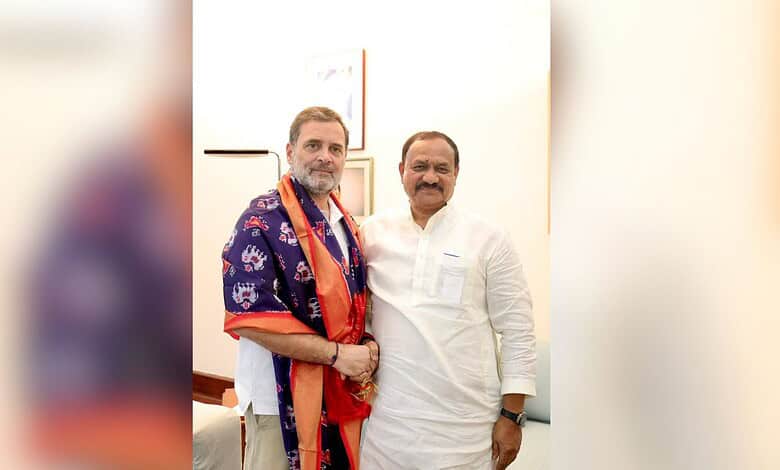 TPCC Chief with Rahul Gandhi discussing BC reservation in women's quota at an event.