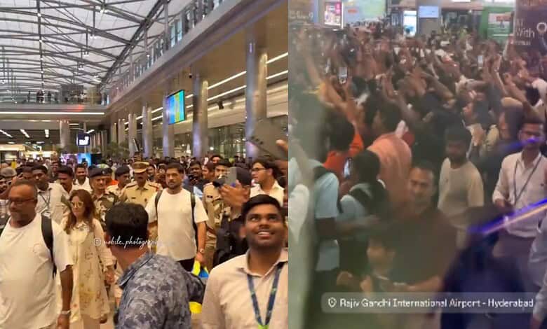 MS Dhoni at Hyderabad airport