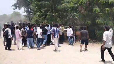 A large group of students engaged in a fight on campus, prompting police intervention and case registration.