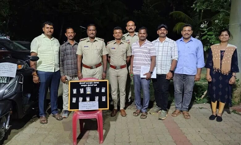 Group of police officers and civilians with evidence board, investigating thefts by fake vegetable seller.