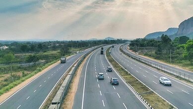 Gang intercepts car on Bengaluru-Mysuru highway, loots Rs 26 L in Mandya