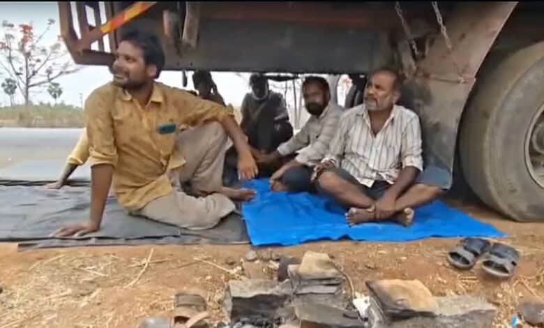 200 maize-laden lorries stranded on highway in Yadadri over porter shortage