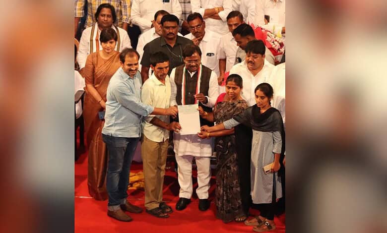 Telangana government provides financial aid to families of deceased gig workers in a formal ceremony.