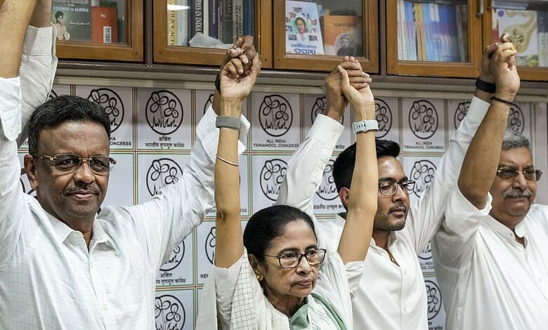 West Bengal leaders support Mamata Banerjee's decision to not resign amid political controversy.
