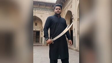 Hyderabad: Zomato delivery boy dressed as police officer, making reels, arrested for impersonation.